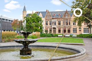 In het hart van Ieper schittert deze majestueuze herenwoning, een parel van "Vieux-Neuf"-architectuur. Een meesterwerk van architect Jules Coomans...