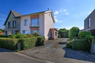 Deze ruime gezinswoning, gelegen op een perceel van 9a 81ca, bevindt zich in een bijzonder groene en rustige omgeving in Lebbeke, op amper 1 km...