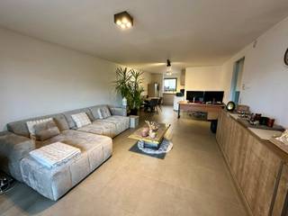 Dit appartement is gelegen in het hartje van Erembodegem-Dorp, bevindt zich op de 2de verdieping en is ook bereikbaar met de lift. Indeling: tweede verdieping: inkomhal/nachthal met toilet, ruime lichtrijke leefruimte met volledig geïnstalleerde open keuken (42,30m²) voorzien van een keramische kookplaat, dampkap, vaatwasmachine, oven, koelkast met vriesvak en dubbele spoelbak. De leefruimte biedt toegang tot het achtergelegen terras (6,30m²). Vervolgens vinden we 2 slaapkamers (11,20m² + 9,40m²), een badkamer (4,20m²) met dubbele lavabo en inloopdouche en de berging/wasplaats. Er is een garage in de huurprijs inbegrepen, deze bevindt zich achteraan het gebouw. De gemeenschappelijke lasten zitten reeds vervat in de huurprijs! Het appartement is gelegen op wandelafstand van winkels/warenhuizen, scholen, openbaar vervoer en station Erembodegem. Onmiddellijk beschikbaar! Indien u graag een bezoek wenst, aarzel niet ons te contacteren op affligem@immoaccenta.be