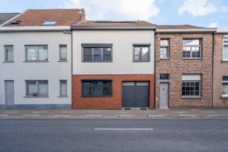<p>Interesse in dit pand? Neem voor bijkomende informatie of het maken van een afspraak rechtstreeks contact op met Dimitry De Waele via <strong>+32 493 37 27 43</strong> of <strong>dimitry.dewaele@copandi.be</strong>.</p><p> </p><p>Deze ruime gezinswoning is centraal gelegen in Schoten met winkels, scholen, openbaar vervoer en andere voorzieningen binnen handbereik. De woning werd in 2017 uitgebreid, waarbij extra aandacht werd besteed in 2026 aan de gevelisolatie, de ramen en de 8 zonnepanelen. Dit alles resulteert in een gunstig EPC-label B.</p><p> </p><p>De woning betreedt u via de ruime garage, een praktische keuze waardoor jassen, schoenen, fietsen en andere spullen eenvoudig kunnen worden opgeborgen. Er is voldoende plaats om een wagen binnen te parkeren en daarnaast blijft er nog extra bergruimte beschikbaar. In de garage bevinden zich ook een gastentoilet en een handige achterdeur.</p><p> </p><p>Vanuit de garage bereikt u de centrale hal. Aan de voorzijde bevindt zich de vernieuwde keuken, uitgerust met alle nodige toestellen en voldoende opbergruimte. Aan de achterzijde opent de woning zich naar de ruime en bijzonder lichtrijke leefruimte met eetkamer. Dankzij de grote raampartijen geniet u hier van veel natuurlijk licht en een aangenaam zicht op de tuin.</p><p>Via de leefruimte krijgt u toegang tot de volledig omheinde en onderhoudsvriendelijke tuin. Een fijne plek waar u in alle privacy kunt ontspannen en genieten van het buitenleven.</p><p> </p><p>Op de eerste verdieping bevinden zich drie ruime slaapkamers en een badkamer met ligbad, toilet en wastafel. Hier zijn eveneens de aansluitingen voor een wasmachine en droogkast voorzien.</p><p> </p><p>Het dak werd geheel vernieuwd in 2017 en de zolderverdieping is volledig ingericht als royale masterbedroom en vormt een aangename, afzonderlijke verdieping. Naast de slaapruimte is er plaats voor een ontspanningshoek en een dressing. De eigen badkamer is uitgerust met een douche, toilet en wastafel.</p><p> </p><p>Tot slot beschikt de woning nog over een kleine kelder die extra opbergruimte biedt. De elektrische installatie is conform en de gevels werden waar mogelijk geïsoleerd. Enkel de hal en garage dienen nog aangepakt te worden.</p><p> </p><p>Een ruime en energiezuinige gezinswoning met 4 à 5 slaapkamers, 2 badkamers, een garage en een aangename tuin, op een centrale locatie in Schoten.</p>