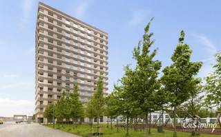 Dit instapklaar appartement (ca..94 m² ) bevindt zich op de 12e verdieping met waterzicht, op het bruisende Eilandje aan de Montevideo en op fietsafstand van het centrum. Inkomhal met toegang tot berging en apart toilet met handenwasser. Ruime woon- en eetkamer (ca. 43m²) op parketvloer met grote raampartijen en toegang tot het terras (ca.9m²). Zowel vanuit de woonkamer als het terras kan u ongestoord genieten van een uniek uitzicht over de Schelde en de dokken. De open ingerichte kwalitatieve keuken op tegelvloer is voorzien van een oven, keramisch kookplaat, koelkast met vriesvak en vaatwasser. Masterbedroom (ca. 15m²) en een tweede slaapkamer (ca. 11m²) alsook op parket. Deze laatste is ook perfect in te richten als bureau, hobbyruimte of kinderkamer. Op het einde van de hal bevindt zich een ingerichte badkamer op tegelvloer voorzien van ligbad met douchemogelijkheid, handdoekradiator en dubbel badkamermeubel. Kelderberging. Autostaanplaats voor €35.000. Toplocatie met alle winkels en restaurants op loopafstand. Kelderberging inclusief.