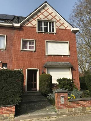 Uit de hand Te Koop: Zeer mooie halfopen bebouwing met aparte oprit en garage op ideale ligging.<br />Gebouwd begin jaren '60, zeer robuuste en solide structuur en het volledige huis, zolder en kelder zijn perfect droog. Dak is eveneens in perfecte staat. <br />Woning te renoveren voor bepaalde deelaspecten van de woning.<br />Grote woonkamer en ingerichte volledig functionerende keuken (gerenoveerd rond 1985).<br />Beschikt over 3 slaapkamers (2 heel grote + iets kleinere slaapkamer).<br />Heeft een zeer grote zolder met volwaardige dikke betonnen vloer waar uitbreiding mogelijk is voor nog eens 2 grote slaapkamers en eventueel een bijkomende badkamer (57,20 m²).<br />Is eveneens voorzien van een dubbele kelder met plafond op 2m hoogte (voorraad kelder en chauffagekelder/hobbykelder).<br />Centrale verwarming op basis van stookolie maar beschikt eveneens over een gasaansluiting om eventueel over te schakelen op gas. Gekeurde stookolietank van 3000L en vernieuwde laagrendement mazoutketel. Volledig vernieuwde digitale meters voor Gas, Elektriciteit en Water en gerenoveerde wateraansluiting (alles conform de nieuwe reglementeringen). <br />Het huis heeft ook een terras (13,40 m²) en een tuin (+/- 100m²) en voortuintje.<br />Badkamer boven in goede staat maar eventueel te renoveren.<br />Het huis heeft een ideale ligging, vlak aan het park "Blauwe Poort" en met in de directe omgeving winkels, scholen, E17, openbaar vervoer en op wandelafstand van het centrum van Kortrijk.<br />