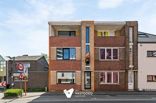<p><span>Te renoveren stadswoning met ruime tuin en garage in Beringen-Centrum.</span></p><p><span> </span></p><p><span>Belangrijkste troeven: </span></p><p><span>- Centrale ligging</span></p><p><span>- Archtecturale woning uit jaren 30</span></p><p><span>- Recent vernieuwde ramen</span></p><p><span>- te renoveren</span></p><p><span>- ruime tuin</span></p><p><span>- Tal van mogelijkheden</span></p><p><span> </span></p><p><span>Bekijk zeker ook de grondplannen met de afmetingen. Zo krijgt u van thuis uit al een perfect beeld van wat deze woning te bieden heeft!</span></p><p><span> </span></p><p><span>Wenst u meer info of een vrijblijvende bezichtiging, contacteer dan ons kantoor op het nummer 011 85 15 15 en wij helpen u graag verder. </span></p>