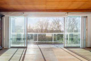 <strong><strong>Ruim 4 slaapkamer appartement voorzien van 2 zonneterrassen over de volledige breedte met groen zicht! <span>Het appartement is uitstekend gelegen te Fruithoflaan nabij winkels, Delhaize, Colruyt, Traitteur-slagerij Finebek, openbaar vervoer, scholen, belangrijke in-en uitvalswegen.</span><br /><br /></strong></strong>
<p><strong><span>INDELING:</span><br /></strong>Stap binnen in dit ruim appartement met 2 terrassen. De LEEFRUIMTE (ca. 40,6m²) op een parketvloer en de directe toegang tot het zonnige ZW-terras (18,3m²) – compleet met verlichting en een rustgevend groen uitzicht. Aansluitend bevindt zich de ingerichte KEUKEN voorzien van opbergkasten en toestellen; een inductiekookplaat, dampkap, oven, ijskast, diepvries en een afwasmachine.<br /><br />Verder is er een apart BUREAU / slaapkamer 1 (ca. 3,67m x 3,5m) met een ingewerkte kastenwand, SLAAPKAMER 2 (ca. 3,29m x 5,58m) en een bijbehorende DOUCHEKAMER voorzien van een lavabo in een meubel en een douche. <br /><br />Via de NACHTHAL bereikt u de overige vertrekken, waaronder een praktische aparte BERGING (3m²) en een handige WASPLAATS. <br />Hier bevinden zich nog twee ruime kamers: SLAAPKAMER 2 (15m²) op parket met een ingemaakte kastenwand en SLAAPKAMER 3 (ca. 3,65m x 4,2m). De laatste twee kamers geven uit op het tweede TERRAS (ca. 10m²), waar u dankzij de oost-oriëntatie heerlijk van de ochtendzon geniet. Een tweede BADKAMER (4m²) met ligbad, dubbele lavabo een toilet.<br /><br />Mogelijkheid tot aankopen van een gesloten GARAGEBOX met automatische poort in het gebouw gelegen nabij de lift aan €30.000<br /><br />Dit ruime appartement is een samenvoeging van een appartement en een studio. Dankzij deze combinatie geniet u van een mooie oppervlakte twee aparte terrassen en een indeling die perfect geschikt is voor wie wonen en werken wil combineren of behoefte heeft aan extra privacy binnen het gezin.</p>
<strong><span>BIJZONDERHEDEN: </span></strong><br />- Ruim 4 slaapkamer appartement met groen uitzicht. <br />- Gesloten garagebox met automatische poort apart te koop <br />- Dubbele kelder inclusief met een hoogte van 2,9m<br />- Goed onderhouden gebouw; Dak is geïsoleerd en voldoet aan normen van 2020, terrassen van het gebouw volledig gerenoveerd dd. 2016, Individuele watermeters, nieuw gerenoveerde inkomhal en videofoniesysteem, liften conform <br />- Terras aan living ca. 18,5m² + terras aan slaapkamers ca. 10m².<strong><span><br /></span></strong>- Automatisch zonnescherm geplaatst aan zonnekant, elektrische keuring conform<br />- Concierge in het gebouw<strong><span><br /></span></strong>