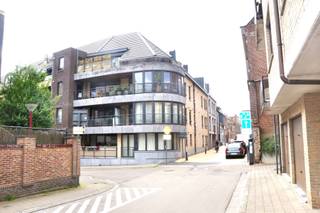 VALIMMAS verhuurt dit verzorgd, energiezuinig en luxueus ingericht appartement met terras en garage, gelegen op de eerste verdieping (met lift) van een hedendaags gebouw in het volle centrum Asse.
Uitgerust met alle comfort. Omvat oa. een inkomhal, een ruime living met schuifraam richting groot terras (± 12m²), een volledig ingerichte keuken met eethoek, een badkamer met ligbad (en douchescherm), een berging/wasplaats en een toilet. Het appartement wordt nog volledig herschilderd.
Eveneens inbegrepen zijn een kelder en een autostandplaats in de ondergrondse garage.
Rustig gelegen, en toch in het volle centrum, kort bij de Markt en het station. Individuele tellers en CV op aardgas. EPC slechts 86 kWh/m² = zeer energiezuinig. Bovendien zijn de living en keuken ideaal georiënteerd naar het zuidoosten, en dus met veel lichtinval !
+++++++++++
Bezoekmoment inplannen? Dat kan eenvoudig via onze website www.valimmas.be. Klik vervolgens op de blauwe knop "BEZOEK DIT PAND" bij het pand van je keuze. Let op: afspraken maken kan enkel nog online.
+++++++++++