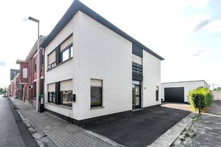 Bent u op zoek naar de perfecte balans tussen comfortabel wonen en professionele of hobbymatige ruimte?<br />Deze centraal gelegen eigendom aan de Muizelstraat biedt u het beste van twee werelden: een instapklare gezinswoning van 141 m² én een multifunctioneel magazijn van maar liefst 200 m².<br /><br />De woning blinkt uit in licht en ruimte.<br />Beneden komt u binnen via de inkomhal met gastentoilet, die onmiddellijk toegang geeft tot een royale leefruimte en een grote leefkeuken.<br />Op de eerste verdieping gaat dankzij de volledig rechte muren nergens kostbare bruikbare vloeroppervlakte verloren. Hier vindt u drie volwaardige, ruime slaapkamers en een comfortabele badkamer uitgerust met een douche, lavabomeubel en een praktisch tweede toilet.<br />Achter het woongedeelte ligt een indrukwekkend magazijn van 200 m². Of u nu nood heeft aan een atelier, een grote stockageruimte of een plek voor uw omvangrijke hobby; de mogelijkheden hier zijn eindeloos. Bovendien is het dak van de loods uitgerust met 19 m² aan zonnepanelen. Deze wekken groene stroom op die flexibel kan worden ingezet voor het verbruik in de woning, het magazijn, of beide.<br /><br />Deze eigendom biedt ook mogelijkheden als opbrengsteigendom. Momenteel is de woning stabiel verhuurd aan € 850 per maand, terwijl de eigenaar de loods zelf gebruikt. Na aankoop kan daar ook huur gevraagd worden. Dit maakt het pand direct rendabel als opbrengsteigendom. Wilt u de gebouwen liever zelf betrekken? Geen probleem: beide panden kunnen volledig leeggemaakt en vrij van huur worden opgeleverd tegen de ondertekening van de akte.<br /><br />Voor meer info en/of een bezoek ter plaatse, gelieve Christophe te contacteren op info@exactimmo.be of 0497/66.19.41