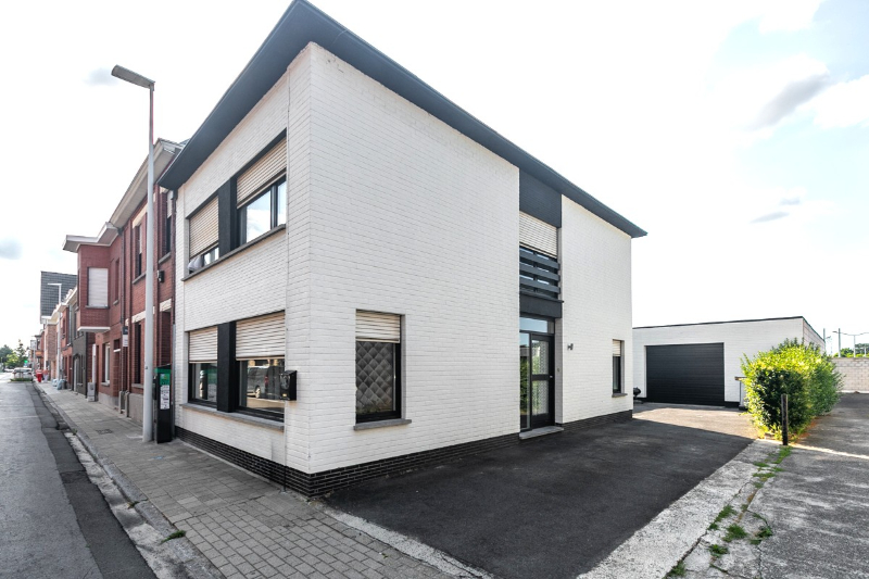 Unieke combinatie van ruim wonen en werken in hartje Waregem. - foto 1