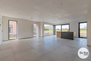 HELDERGEM - Deze prachtige en tijdloze nieuwbouwwoning kunt u vinden op de verbindingsweg tussen Haaltert en Heldergem. De woning werd gebouwd met oog voor detail en afgewerkt met kwalitatieve materialen, waardoor comfort en stijl hier naadloos samenkomen. Bovendien is deze woning bijzonder energiezuinig dankzij vloerverwarming, een warmtepomp, zonnepanelen, een ventilatiesysteem en hoogrendementsglas. <br /><br />Bij het betreden van de woning komt u terecht in een verzorgde inkomhal met gastentoilet. Vanuit de hal heeft u toegang tot de praktische berging/wasruimte en de ruime inpandige garage. Verder leidt de woning u naar de lichtrijke leefruimte, waar grote raampartijen zorgen voor een mooie verbinding met de tuin. De open, volledig uitgeruste keuken is de ideale plek om samen te genieten met familie en vrienden.<br /><br />De leefruimte geeft uit op een aangelegd terras en de tuin, waar u in alle rust kan ontspannen en genieten. Daarnaast is er voldoende parkeergelegenheid voorzien, wat het wooncomfort extra versterkt.<br /><br />Op de eerste verdieping bevinden zich, naast de nachthal en een apart toilet, een douchekamer en drie volwaardige slaapkamers. De master bedroom beschikt over een ensuite badkamer, uitgerust met alle moderne voorzieningen.<br /><br />Een extra troef is de volledig afgewerkte zolder, bereikbaar via een vaste trap. Deze veelzijdige ruimte kan perfect dienen als extra slaapkamer, bureau, hobbyruimte of speelkamer.<br /><br />Ook de ligging is een belangrijk pluspunt: centraal en vlot bereikbaar, met invalswegen, openbaar vervoer en scholen in de nabije omgeving. U geniet hier van een aangename woonomgeving zonder in te boeten aan bereikbaarheid.<br /><br />Kortom, bent u op zoek naar een ruime, energiezuinige woning met alle hedendaags comfort? Aarzel dan niet en plan vandaag nog uw bezoek.<br /><br />Aankoop onder gesplitst stelsel:<br />Grondwaarde: €140.000 (registratierechten 12%)<br />Constructiewaarde: €355.000 (21% BTW )<br />Totaal incl. btw, excl. kosten en excl. notariskosten: €586.350,00