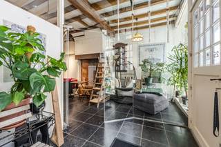 <p>In de Hoogstraat, één van de meest karaktervolle straten van Brugge, vinden we deze charmante en veelzijdige woning met een bijzondere historische uitstraling. De woning is beschermd als erfgoed en combineert authentieke elementen met hedendaags comfort. Met een <strong>EPC-label B</strong>, een <strong>conforme elektrische installatie</strong> en <strong>gasverwarming</strong> beschikt de woning bovendien over een aantal belangrijke technische troeven.</p>

<p>Via de inkomhal betreedt u de woning. Op het gelijkvloers bevinden zich een aparte bureauruimte, een praktische berging/wasruimte en een aangename stadstuin, een bijzonder mooie troef in het centrum van Brugge. Daarnaast beschikt de woning over een droge kelder, ideaal als extra bergruimte.</p>

<p>Op de eerste verdieping bevinden zich de <strong>keuken, woonkamer en een eerste slaapkamer</strong>. De tweede verdieping omvat <strong>twee ruime slaapkamers</strong>, waarbij elke slaapkamer beschikt over een <strong>eigen badkamer</strong>. Op de derde verdieping bevindt zich nog een ruime zolderverdieping, die tal van mogelijkheden biedt naargelang de wensen van de nieuwe eigenaar.</p>

<p>Dankzij de indeling, de drie slaapkamers, de twee badkamers, de zolderruimte en de buitenruimte is deze woning geschikt als karaktervolle gezinswoning, tweede verblijf of als interessante opportuniteit voor investeerders.</p>

<p><strong>Een bijkomende troef voor investeerders:</strong> de woning was in het verleden vergund voor gebruik als <strong>Airbnb</strong>. De mogelijkheden om dit concept opnieuw te activeren kunnen bijgevolg opnieuw worden onderzocht, uiteraard onder voorbehoud van de huidige regelgeving en de vereiste vergunningen.</p>

<p> </p>