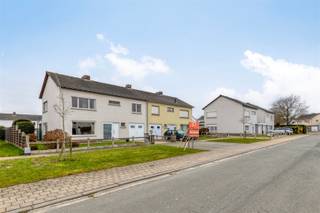 Half open bebouwing met 5 slaapkamers te Eine. INDELINGDe woning bestaat op de gelijkvloerse verdieping uit een inkomhal met gastentoilet, een...