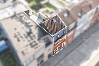 <p><strong>Bent u op zoek naar een instapklare eengezinswoning met maar liefst vier slaapkamers? Dan is deze woning met een bewoonbare oppervlakte van 201 m² zeker een bezoek waard!</strong><br />Gelegen in de Frans Timmermansstraat geniet deze woning van een uitstekende bereikbaarheid. Scholen, winkels, openbaar vervoer en het centrum bevinden zich op wandelafstand. Ook met de wagen bent u vlot verbonden met de Ring.<br /><br /><span>Indeling</span><br /><br />We komen binnen in de inkomhal, die ons naar de gezellige woon- en eetkamer leidt. Aansluitend aan de eetkamer bevindt zich de ruime keuken, die voorzien is van alle comfort. Verder vinden we op het gelijkvloers nog een praktische berging en een gastentoilet.<br /><br />Op de eerste verdieping bevinden zich twee ruime slaapkamers, een zéér ruime dressing en een volledig vernieuwde badkamer. Deze is uitgerust met zowel een inloopdouche als een ligbad.<br /><br />De tweede verdieping beschikt over een kleine bureau en twee volwaardige slaapkamers. Vanuit deze verdieping heeft u bovendien toegang tot het prachtige dakterras. De ideale plek om heerlijk te ontspannen en te genieten van het mooie uitzicht.<br /><br /><strong>TROEVEN:</strong><br />- Gunstig EPC (energiescore B)<br />- Elektriciteit conform<br />- Volledig instapklaar, recente totaalrenovatie badkamer/dressing<br />- Gunstige ligging nabij centrum Zellik<br /><br />Daarnaast beschikt de woning over een kelder en een zolder. Aan opbergruimte geen gebrek is.<br /><br />Wordt deze instapklare woning uw nieuwe thuis? Maak vandaag nog een afspraak voor een bezoek!<br /><strong>info@impromove.be – 02 887 80 56</strong></p>