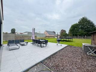 RUIME EN INSTAPKLARE HALFOPEN BEBOUWING met TUIN gelegen te Zwalm. Deze woning werd VOLLEDIG GERENOVEERD met aandacht voor...