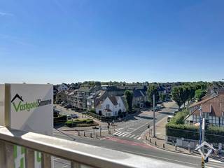 Dit volledig vernieuwde appartement op de vierde verdieping combineert hedendaags comfort met een prachtig uitzicht en een uitstekende ligging.<br /><br />De lichtrijke leefruimte vormt het hart van het appartement en biedt dankzij de grote raampartijen een aangename open sfeer. Vanuit de leefruimte geniet u van een prachtig zicht op de zee, terwijl het tweede terras uitkijkt over het binnenland. Zo kunt u op elk moment van de dag genieten van een mooi panorama.<br /><br />De praktische keuken sluit mooi aan bij de leefruimte en biedt alles wat nodig is voor comfortabel dagelijks wonen. Verder beschikt het appartement over twee slaapkamers, een ruime berging, wasruimte, een moderne badkamer met inloopdouche en een apart toilet.<br /><br />Een absolute meerwaarde is de autostaanplaats aan het gebouw, waardoor parkeren bijzonder praktisch is.<br /><br />Troeven:<br />Volledig vernieuwd en instapklaar<br />Gelegen op de 4de verdieping<br />98 m² bewoonbare oppervlakte<br />Zeer centrale, maar rustige ligging in Koksijde<br />2 slaapkamers<br />Lichtrijke leefruimte<br />Praktische keuken<br />Badkamer met inloopdouche<br />Apart toilet<br />Ruime berging<br />2 terrassen<br />Prachtig zeezicht én zicht over het binnenland<br />Autostaanplaats aan het gebouw<br />EPC-label B<br />Syndickosten: €70/maand<br />Direct beschikbaar<br /><br />Een bijzonder aantrekkelijke woonopportuniteit voor wie op zoek is naar comfort, rust, een centrale ligging en een prachtig uitzicht aan de Belgische kust.