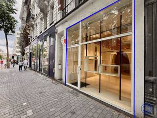 <p><span>Informatie Winkelpand:</span></p><p><span>Gelegen op de bruisende Nationalestraat in Antwerpen biedt dit handelspand een unieke kans voor ondernemers die centraal en met maximale visibiliteit willen ondernemen. De commerciële gelijkvloerse ruimte van ca. 60 m² straalt klasse uit dankzij een grote, lichtrijke etalage, een industriële gietvloer en hoge plafonds. Beveiliging is volledig voorzien met een inbraakwerend rolluik, alarmsysteem en camerabewaking. De tussenverdieping beschikt over praktische opbergkasten, een lavabo, microgolfoven en een apart toilet. In de kelder ca. 35 m² bevinden zich drie afzonderlijke bergruimtes, ideaal voor extra stockage. Comfort wordt gegarandeerd met airconditioning. Geschikt als winkelruimte of eventueel koude keuken, afhankelijk van het concept. De ligging in een levendige buurt vol winkels, horeca en passage maakt dit een absolute toplocatie. </span></p><p><span> </span></p><p><span>Indeling</span></p><p><span>Gelijkvloers:</span></p><ul><li><span>Grote en lichtrijke etalage.</span></li><li><span>Commerciële ruimte ca. 60m² op een industriële gietvloer met hoge plafonds.</span></li><li><span>Magnetisch beveiligde voordeur.</span></li><li><span>Inbraakwerend rolluik voorzien.</span></li></ul><p><span> </span></p><p><span>Tussenverdieping:</span></p><ul><li><span>Opbergkasten met lavabo en microgolfoven.</span></li><li><span>Apart toilet voorzien.</span></li></ul><p><span> </span></p><p><span>Kelder</span><span>:</span></p><ul><li><span>Ruime kelder ca. 35m², bestaande uit 3 bergruimtes.</span></li></ul><p><span> </span></p><p><span>Extra's</span></p><ul><li><span>Alarmsysteem.</span></li><li><span>Camera beveiliging.</span></li><li><span>Airco.</span></li><li><span>Invulling: winkel/koude keuken (eventueel bespreekbaar)</span></li></ul><p><span> </span></p><p><span>Huur informatie:</span></p><ul><li><span>Huurprijs: 2.650 EUR/maand.</span></li><li><span>Beschikbaar vanaf 1/02/2025.</span></li></ul><p><span> </span></p><ul><li><span>Vaste kosten: 50 EUR/ maand voor het privatief waterverbruik.</span></li></ul><ul><li><span>Individueel verbruik van elektriciteit.</span></li></ul><ul><li><span>Huurwaarborg: 6 maanden</span></li><li><span>Onroerende voorheffing ten laste van de huurder. Keuzemogleijkheid om deze kost maandelijks of jaarlijks te betalen.</span></li></ul><ul><li><span>Geen gemeenschappelijke kosten!</span></li></ul><ul><li><span>Ingaande plaatsbeschrijving te betalen door huurder en verhuurder op 50%-basis: 330 EUR excl. 21% BTW per partij. </span></li></ul><ul><li><span>Commissie vastgoedkantoor ten laste van de huurder: 15% van de jaarhuur excl. BTW.</span></li></ul><p><span> </span></p><p><span>Ligging:</span></p><ul><li><span>De Nationalestraat is een verbindingsweg tussen historisch Antwerpen en 't Zuid met zeer veel passage.</span></li><li><span>Een hippe buurt met veel winkels, horeca zaken, en gezellige pleintjes vol handelszaken.</span></li></ul><p><span> </span></p><p><span>Gebouw</span><span>:</span></p><ul><li><span>Mooi, authentiek en gerenoveerd pand.</span></li><li><span>Bestaande uit een handelsgelijkvloers en eerste verdieping, kelder en appartementen op het 2de en 3de verdiep.</span></li></ul><p><span> </span></p><p><span>*De informatie in deze prospect is ter informatieve titel: de kandidaat-huurders moeten hun eigen zaak maken van het verkrijgen, controleren en interpreteren van deze informatie.</span></p><p><span> </span></p>