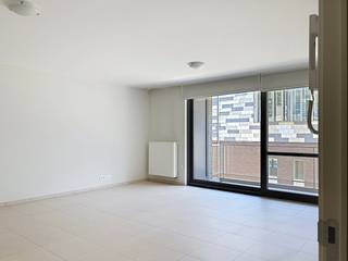 Prachtig en lichtrijk 1-slaapkamerappartement in hartje Waregem!<br />Op zoek naar een instapklaar, stijlvol afgewerkt appartement op een toplocatie? Dan is dit iets voor u! <br /><br />INDELING:<br />- inkomhal<br />- gastentoilet<br />- woonkamer<br />- keuken<br />- aansluitende berging<br />- slaapkamer <br />- badkamer met inloopdouche en dubbele lavabo <br />- gezellig terras met opbergruimte <br /><br />ALGEMEEN: <br />- autostaanplaats verplicht bij te huren : €50/maand<br />- hartje Waregem<br />- lichtrijk <br /><br />De snelste manier om een bezoek te brengen aan deze woning? <br />Vraag je bezoek aan via de rode knop op onze website (www.dewaele.com) en je wordt gecontacteerd door onze makelaar. <br />Telefonisch kunnen er geen afspraken gemaakt worden. <br />Bij andere vragen kun je ons telefonisch contacteren via 056 605 605.<br /><br />