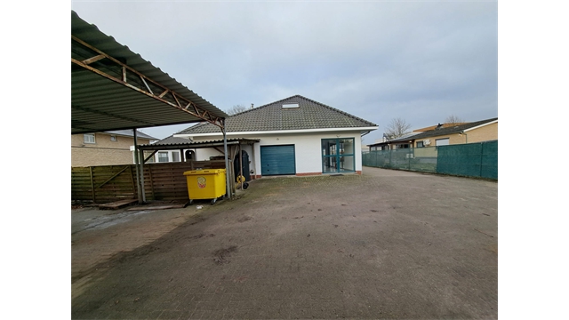 Een ruime woning met winkelruimte, achterliggende opslagruimte en tuin - foto 2