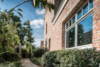 Bezoekweekend op afspraak: zaterdag 25 april & zondag 26 aprilWelkom in Reet, waar rust en verfijning elkaar omarmen.Te midden van het groene...