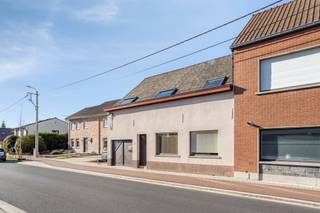 Deze meteen bewoonbare woning heeft 3 slaapkamers (mogelijkheid voor een vierde) en is gelegen op een perceel van 8a 23ca. De woning beschikt over...