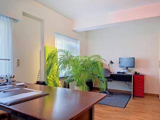 Op het gelijkvloers van dit gebouw bieden wij drie kantoorruimtes te huur aan, met huurprijzen variërend van € 200 tot € 1.000 per maand, namelijk:<br />een klein kantoor voor € 200/maand;<br />een kantoor van 17 m² voor € 500/maand;<br />een dubbel kantoor van in totaal 39 m² (24 m² + 15 m²) voor € 1.000/maand.<br /><br />De huurders beschikken over een gemeenschappelijke, volledig ingerichte keuken, een wachtzaal, sanitaire voorzieningen en een gezellig terras waar u tijdens de middagpauze van de zon kunt genieten.<br /><br />Info en bezoeken: 02/262.45.78 of meise@weinvest.be.