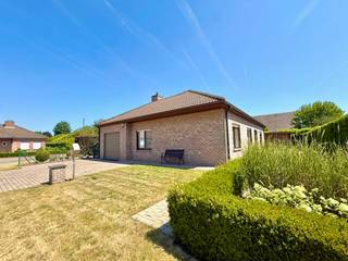 Op zoek naar een comfortabele bungalow waar u meteen kunt intrekken? Zoek dan niet verder!<br />Deze mooi onderhouden open bebouwing te Assenede combineert een rustige ligging met hedendaags wooncomfort met een aangename, zonnige tuin! Deze bungalow ligt in één van de gegeerde woonwijken te Assenede en staat op een volwaardig perceel van 587m². <br />Alle leefruimtes zijn zeer volwaardig wat uniek is voor dit type woningen. De ruime garage (elektrische poort) met zolderverdieping is hier een echt pluspunt! Binnen geniet je van een praktische indeling met twee volwaardige slaapkamers, een verzorgd keuken en vernieuwde badkamer met mooie inloopdouche. Er is dubbel glas en een condensatieketel op aardgas (2012) aanwezig (bijgevolg geen renovatie verplichting) + het pand is asbestveilig! <br /><br />Buiten werd werkelijk aan alles gedacht: zowel de tuin als de oprit zijn volledig aangelegd en uitstekend onderhouden. Onder de aangename terrasoverkapping is het heerlijk vertoeven en geniet u volop van de leuke tuin.<br /><br />Meer info of een bezoek? Bel WIJSvastgoed op +32 9 395 80 10 !