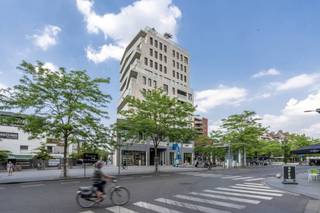 Au quatrième étage, se trouve ce charmant appartement dont la disposition est la suivante :- hall d'entrée avec vestiaire et toilettes invités- espace de vie lumineux avec une vue magnifique- cuisine ouverte avec tous les appareils modernes- local de rangement pratique avec raccordement pour votre machine à laver- 2 chambres- salle de bain équipée d'une baignoire et d'une douche- terrasse ensoleilléeSupplémentaire :- disponible immédiatement !- frais moyens : 50 €/moisIntéressé ? Demandez une visite rapide sur www.dewaele.com !