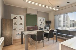 Dit ruime magazijn met kantoorruimte (999m²) en loft (187m²) biedt enorm veel potentieël voor wie op zoek is naar een handelsruimte/stockageruimte met woonst.<br /><br />Op het gelijkvloers vinden we de inkomhal/wachtruimte, 2 burelen, een showroom of multifunctionele ruimte en een ruime magazijnruimte met gladde betonvloer, lichtstraten en sectionale poort.<br /><br />De gerenoveerde loft (2007) met hoogwaardige afwerking is gelegen boven de magazijnruimte. Eens boven brengt de nachthal ons naar de ruime, lichtrijke woonkamer met open keuken die volledig voorzien werd van alle toestellen. Verder zijn er 2 ruime slaapkamers, een badkamer met dubbele wastafel, douche en bad, een aparte wasplaats, toilet en een ruim zonneterras.<br /><br />Bovendien werd het appartement volledig geïsoleerd en voorzien van een ventilatiesysteem, vloerverwarming, airco, een nieuwe condensatieketel en super isolerende ramen. <br /><br />Oppervlaktes:<br />- Loft: 187m²<br />- Terras: 70m²<br />- Kantoor: 61m²<br />- Magazijn/showroom: 938,5m²<br /><br />Voor het gebouw zijn 5 autostaanplaatsen voorzien.<br /><br />De vraagprijs voor dit magazijn met kantoorruimte en loft is €1.260.000.<br />Neem contact op met Nico via Nico@reds.be of 0478 012 012 voor een bezoek ter plaatse.
