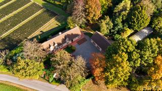 Droom je van landelijk wonen in alle rust, maar met een vlotte bereikbaarheid? Deze charmante hoeve in Anzegem, gelegen op een perceel van ca. 1,6 hectare, combineert karakter en ruimte met een prachtige groene omgeving. Dankzij de nabijheid van winkels, scholen en de E17 leef je hier in het beste van twee werelden.
<h3>Indeling van de woning</h3>
Bij het binnenkomen word je verwelkomd in een ruime inkomhal met gastentoilet en vestiaire. De gezellige leefruimte met houthaard sluit naadloos aan op de open, volledig uitgeruste leefkeuken. Verder zijn er een wasplaats en berging die zorgen voor heel wat extra opbergruimte.<br />De hoeve telt in totaal vijf slaapkamers, waaronder:
<ul>
<li>Een gelijkvloerse slaapkamer met eigen badkamer (inloopdouche, lavabomeubel en apart toilet). Ideaal als kangoeroewoning of gastenverblijf.</li>
<li>Vier slaapkamers op de eerste verdieping, waarvan één met lavabo en bad.</li>
<li>Een bijkomende badkamer met ligbad, lavabomeubel en toilet.</li>
</ul>
Daarnaast is er een bureau met ingebouwde kasten, een ruime droge kelder en een grote nachthal met extra opbergmogelijkheden.
<h3>Praktische troeven</h3>
<ul>
<li>3 garages met automatische poorten</li>
<li>Volledig onderkelderd met erboven een ruime zolder via vaste trap</li>
<li>Regenwaterput van 30.000 liter</li>
</ul>
<h3>Buitenleven op zijn best</h3>
De charme van deze eigendom zit niet alleen binnen. Buiten geniet je van een uitgestrekte tuin, een statige oprijlaan met twee poorten en een idyllische vijver. De serre biedt extra mogelijkheden voor tuinliefhebbers. Rechts van de hoeve ligt een grote weide, ideaal voor wie paarden of andere dieren wil houden. Omheining en stallen kunnen mee overgekocht worden.
<h3>Jouw stijl, jouw hoeve</h3>
Deze hoeve is instapklaar maar biedt tegelijk ook de kans om het interieur volledig aan te passen naar je eigen smaak en woonstijl. Zo maak je van dit ruime, solide gebouw een thuis die perfect aansluit bij jouw levensstijl.
<h3>Interesse? Vraag een bezoek aan</h3>
Vraag een bezoek aan via sarah@maesconceptimmo.be.<br />