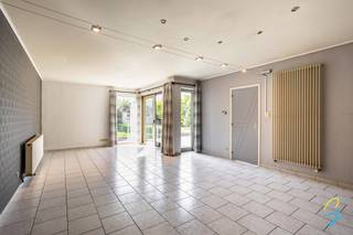 <p>Instapklare woning op toplocatie in Berlare!<br />Op het gelijkvloers vinden we inkomhal, ruime woonkamer, keuken, berging, 2 slaapkamers en badkamer.<br />Op de eerste verdieping een ruime slaapkamer, badkamer en dressing.<br />De gezellige tuin en Centrale ligging vlakbij winkels en scholen geven een grote meerwaarde.<br />Kom je deze woning graag zelf even ontdekken? <br />Bel 0471 59 40 43 of mail tom@cornelis-goeman.be</p>