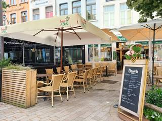 Overname van een sfeervolle horecazaak "The Green" op 't Zand."The Green" biedt een unieke kans voor ondernemers met een passie voor de horeca. Met een gevestigde naam en een locatie die elke dag honderden potentiële klanten aantrekt, is deze zaak klaar om onder uw leiding verder te groeien.Indeling:- Verbruikszaal (+/- 70 personen)- Terras (32 personen)- Keuken- ToilettenOp de verdiepingen bevindt zich een woonst zodat werk en privéleven kunnen worden gecombineerd.Huidige huur: € 2590/maandBrouwerij HaachtAarzel zeker niet ons te contacteren indien dit bedrijfsvastgoed bestaande uit een horecazaak over te nemen in Brugge u mogelijks kan interesseren.