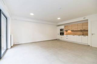 Rue du Bambou 22B (B2.2) (limiteUccle/Forest). Splendide appartement deux chambres, situé dans une nouvelle résidence au deuxième étage. Bel appartement deux chambres d’environ 82 m² composé d’un hall d’entrée, d’un séjour, cuisine ouverte et super équipée, de deux belles chambres, d’une salle de bain, d'une buanderie, d'un wc séparé, d'une cave, et d’une magnifique terrasse. Environnement calme et verdoyant à proximité immédiate des transports et gare. Vous serez séduits par la luminosité de l’appartement, la terrasse et la localisation. Disponible immédiatement. PEB: B - 91kWhEP/m²/an - 8315kWhEP/an - Num: 286898-N-2-22-3-2  Loyer : 1.150 €/mois  + provisions pour charges communes : 180 €/mois Possibilité d’un emplacement de parking intérieur : 100 €/mois. INFOS &amp; VISTES : 0477 57 98 87