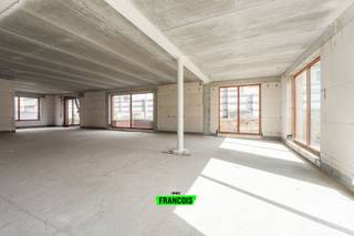 In het recente en kwalitatieve nieuwbouwproject Eilandpark te Sint-Lievens-Houtem bevindt zich deze casco commerciële ruimte met een bruto vloeroppervlakte van ca. 133 m². Dankzij de centrale en vlot bereikbare ligging vormt dit pand een uitstekende opportuniteit voor ondernemers die op zoek zijn naar een professionele en toekomstgerichte werkplek.<br /><br />De ruimte wordt aangeboden in casco toestand, waardoor u de indeling en afwerking volledig kan afstemmen op uw eigen activiteit. Ideaal voor vrije beroepen, kantoren of dienstverlenende activiteiten.<br /><br />Bij aankoop is het verplicht om één ondergrondse en twee bovengrondse parkeerplaatsen te voorzien, wat een duidelijke meerwaarde biedt voor uzelf, uw medewerkers en uw cliënteel.<br /><br />Gelegen in een hedendaags woonproject in volle ontwikkeling, combineert deze ruimte zichtbaarheid, bereikbaarheid en groeipotentieel.<br /><br />