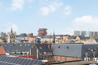 <span>Indeling</span>: <br />Deze instapklare studio gelegen aan Kipdorpvest bevindt zich op de zesde verdieping van een gebouw met in totaal zeven verdiepingen en geniet van een prachtig uitzicht op het MAS en het station. De studio verkeert in goede staat en biedt een aangename, functionele indeling met voldoende opbergruimte voor een studio. De moderne keuken sluit mooi aan bij de leefruimte, die afgewerkt is met charmant blokjesparket en voorzien is van ingebouwde kasten.<br /><br />De ruime, charmante badkamer beschikt over een douche in bad en biedt tevens plaats voor een wasmachine. Waar momenteel ruimte is voor het bed, kan eenvoudig een gordijn geplaatst worden om de verschillende zones extra van elkaar af te scheiden en de studio praktisch in te delen. Verder is er een balkon aanwezig, wat een aangename buitenruimte vormt.<br /><br />De elektriciteit is conform en er is geen asbest aanwezig, wat bijdraagt aan een zorgeloze aankoop. Met een EPC-score B is de studio bovendien energiezuinig. De eigendom is momenteel niet bewoond en kan dus onmiddellijk gebruikt worden, zowel voor eigen bewoning als investering.<br /><br /><span>Omgeving</span>:<br />De studio is uitstekend gelegen in het hart van Antwerpen, op wandelafstand van tal van winkels, horecazaken en culturele voorzieningen. In de nabije omgeving bevinden zich onder meer het Museum aan de Stroom (MAS) en het levendige stadscentrum met de Meir, één van de belangrijkste winkelstraten van de stad. Ook het station Antwerpen-Centraal ligt vlakbij, wat zorgt voor een uitstekende verbinding met het openbaar vervoer en een vlotte bereikbaarheid naar andere steden. <br /><br />Daarnaast geniet u van de nabijheid van gezellige pleinen, restaurants en cafés, terwijl dagelijkse voorzieningen zoals supermarkten, bakkers en apotheken op korte afstand te vinden zijn. De centrale ligging gecombineerd met het mooie uitzicht en de rust op een hogere verdieping maken dit een bijzonder aantrekkelijke woonplek, zowel voor eigen gebruik als investering.