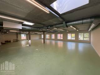 Fantastisch gelegen nieuwe kantoren van<strong> 266 m²</strong> te koop nabij het bruisende stadscentrum van Gent, met een uitstekende aansluiting op de <strong>R40 </strong>en het station<strong>.</strong> De bereikbaarheid is optimaal dankzij het openbaar vervoer, waarbij het <strong>station Gent-Dampoort </strong>zich op slechts 1,2 kilometer bevindt, wat ideaal is voor werknemers en bezoekers die pendelen met de trein of bus.<br /><br />Deze instapklare kantoren, ontworpen in een moderne industriële loftstijl, bevinden zich op de eerste verdieping van het prestigieuze "<strong>Boma Business Center"</strong>. Ze zijn uitgerust met alle hedendaagse voorzieningen die je van een moderne kantoorruimte mag verwachten, waaronder airconditioning, energiezuinige verlichting, sanitair, toegangsbeveiliging, zonnepanelen en een duurzame warmtepomp. Bovendien biedt het gebouw een gemeenschappelijke, groene buitenruimte met eetgelegenheid, ideaal voor ontspanning tijdens de lunchpauze.<br />Er is ook een <strong>ruime parkeergelegenheid </strong>en een<strong> overdekte fietsenstalling </strong>voorzien. De kantoren zijn meteen beschikbaar.<br /><br />Neem vandaag nog contact op met<strong> PANORAMA B2B GENT KANTOREN </strong>voor meer informatie of om een vrijblijvend plaatsbezoek in te plannen via het nummer <strong>09 225 09 02</strong>.