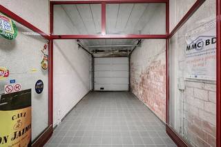 <p>Deze ruime magazijnruimte bevindt zich op een strategische en vlot bereikbare locatie in Denderleeuw, bekend om zijn centrale ligging en uitstekende verbindingen.</p><p></p><p>Het pand biedt een uitzonderlijk grote, open en droge opslagruimte die zich perfect leent voor uiteenlopende logistieke, ambachtelijke of professionele activiteiten. Dankzij de praktische indeling kan de ruimte efficiënt worden benut en aangepast aan uw noden.</p><p>Daarnaast beschikt het magazijn over een afzonderlijk, afsluitbaar bureau – ideaal voor administratie, planning of klantenonthaal – evenals een toilet voor extra comfort.</p><p></p><p><strong>Huurprijs:</strong> €1.000/maand<br /><strong>Beschikbaarheid:</strong> onmiddellijk – instapklaar en direct inzetbaar</p><p></p><p>Een uitstekende opportuniteit voor ondernemers die op zoek zijn naar ruimte, bereikbaarheid en functionaliteit.</p>