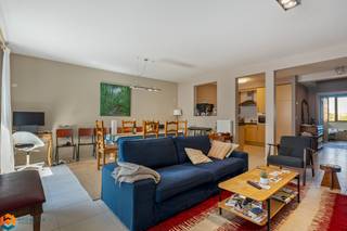 Op een uitstekende locatie vlak naast de Louizalaan bevindt zich dit ruime duplex appartement met 2 slaapkamers. Dankzij deze gegeerde ligging geniet u van een vlotte verbinding met het bruisende stadscentrum van Brussel, tal van winkels, restaurants, openbaar vervoer en alle dagelijkse voorzieningen. Bovendien zorgen de nabijheid van belangrijke invalswegen en de Europese wijk ervoor dat deze locatie zowel voor eigen bewoning als investering bijzonder aantrekkelijk is.<br /><br />Het appartement beschikt over een bewoonbare oppervlakte van 124 m² en bevindt zich in een verzorgd gebouw dat uitgerust is met een lift. We betreden het appartement via de inkomhal met apart gastentoilet. Aansluitend bevindt zich de keuken, die praktisch is ingericht en voorzien is van alle nodige comfort. Verder komen we in de ruime en lichtrijke leefruimte, waar de grote raampartijen zorgen voor een aangename lichtinval. Hier is plaats voor een gezellige zithoek en een eetruimte. Vanuit de leefruimte heeft u rechtstreeks toegang tot het aangename terras, waar u in alle rust kunt genieten. Verder beschikt het duplex appartement over 2 volwaardige slaapkamers en 2 badkamers, wat zorgt voor een optimaal wooncomfort. Als extra troef is er een ondergrondse afgesloten garagebox inbegrepen, waardoor u steeds veilig en comfortabel kunt parkeren. De gemeenschappelijke kosten bedragen slechts €75 per maand.<br />Indien u op zoek bent naar een ruim duplex appartement met 2 slaapkamers op een absolute toplocatie naast de Louizalaan in Brussel, dan is dit een uitstekende opportuniteit.<br /><br />Contacteer ons vrijblijvend via 0487 32 91 87 of bezoek www.boonstravastgoed.be voor meer informatie.<br /><br />Bijzonderheden:<br /><br />- Terras<br />- Lift aanwezig<br />- Ondergrondse afgesloten garagebox