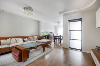 [[ DIT PAND NEEMT DEEL AAN DE ERA OPEN HUIZEN DAG OP 6/12 VAN 13:00 TOT 14:00 ]] 
<p><u><strong>Willebroek: Instapklare gezinswoning met 3 slaapkamers, tuin en zonnepanelen</strong></u></p>

<p>In de rustige Vaartstraat in Willebroek vinden we deze charmante en energiezuinige woning, ideaal voor gezinnen die op zoek zijn naar comfortabel wonen met een groene toets. De woning beschikt over drie volwaardige slaapkamers en een aangename, onderhoudsvriendelijke tuin. Dankzij de zonnepanelen geniet je bovendien van een lagere energiefactuur en een duurzaam wooncomfort. Op het gelijkvloers bevindt zich een lichtrijke leefruimte met aansluitend een volledig uitgeruste keuken. De ligging is uitstekend: op wandelafstand van winkels, scholen en openbaar vervoer, met een vlotte verbinding richting A12 en omliggende gemeenten zoals Boom, Mechelen en Puurs.</p>
<strong><u>Indeling</u></strong><br />Kelderverdieping: Praktische stockagekelder<br />Gelijkvloers: Inkomhal - leefruimte - eetruimte - keuken - berging - toilet - tuin<br />1ste verdieping: Badkamer - 2 slaapkamers<br />2de verdieping: Slaapkamer<br /><br /><strong><u>Troeven</u></strong>

<ul><li>Instapklaar</li><li>Vlakbij invalswegen</li><li>Aangename tuin met terras</li></ul>