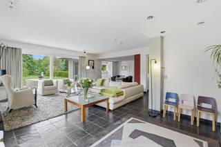 Ontdek deze ruime en perfect onderhouden villa, gelegen op een prachtig perceel van maar liefst 2.604 m². Met een bewoonbare oppervlakte van 277...