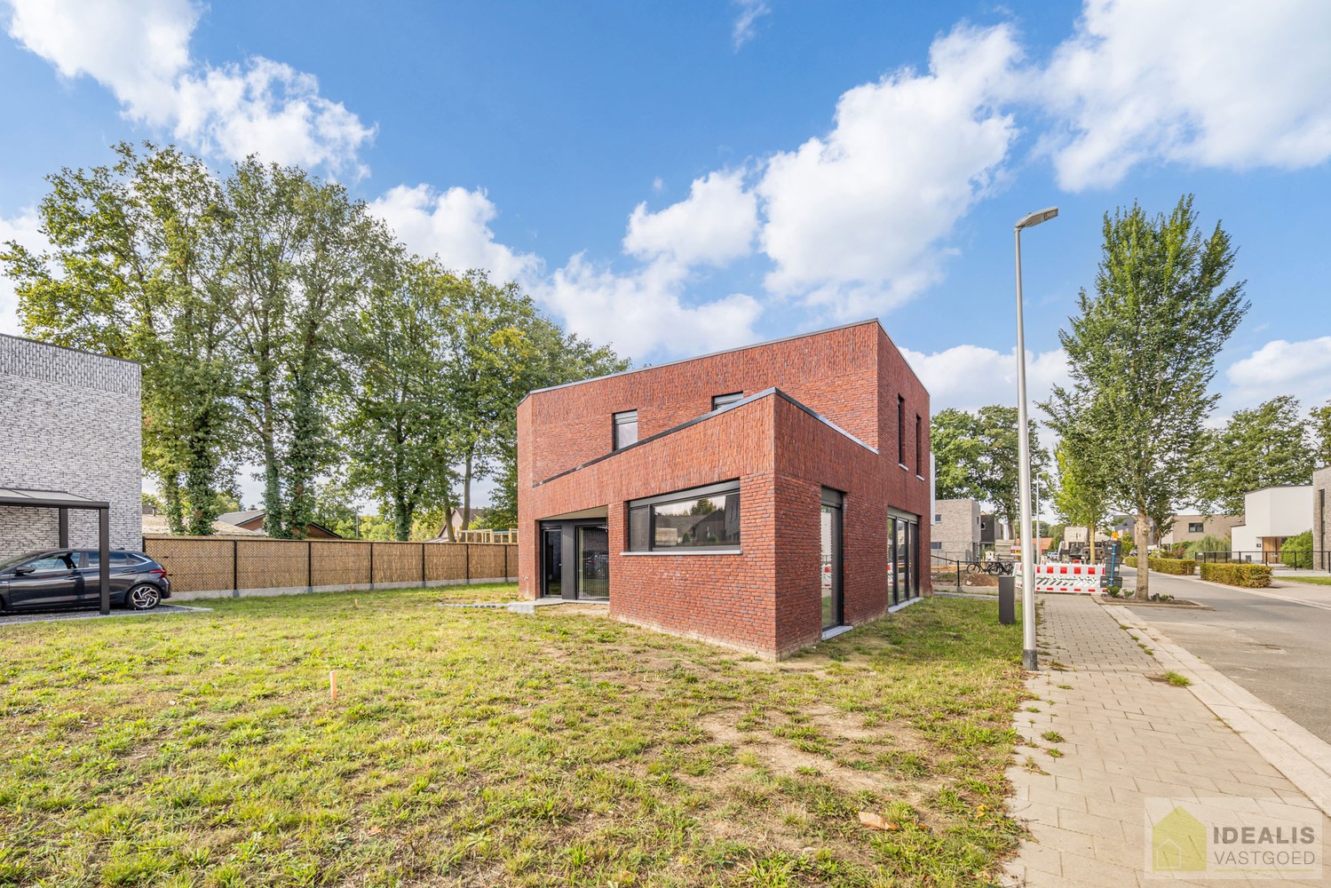 PRACHTIGE NIEUWBOUWWONING (2% REGISTRATIERECHTEN MOGELIJK!) MET EEN HEERLIJK LICHTRIJKE WOONKAMER MET OPEN KEUKEN, RUIME BERGING, BUREEL, 3 SLAAPKAMERS, RUIME DRESSING EN RUIME BADKAMER VOORZIEN VAN ALLE COMFORT! EEN HEERLIJK RUIM HUIS MET EEN NAAR WENS A - foto 5