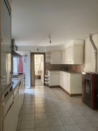Deze woning is centraal gelegen in het <strong>dorp van Oosteeklo</strong>, op wandelafstand van het dorpsplein, scholen en diverse buurtwinkels zoals bakker, slager en apotheker.<br /><br />Op het gelijkvloers vindt u de leefruimte en keuken, evenals een badkamer uitgerust met bad, douche en toilet. Aansluitend bevindt zich een achterhuis met voorzieningen voor wasmachine, droogkast en diepvries.<br /><br />De eerste verdieping omvat <strong>drie volwaardige slaapkamers</strong> en biedt toegang tot een ruime zolder, die tal van mogelijkheden biedt.<br /><br />Een absolute troef van deze eigendom is de <strong>verrassend ruime tuin</strong> perfect voor wie graag buiten geniet. Bovendien beschikt de woning over een garage én een dubbele uitweg, wat zorgt voor extra toegankelijkheid en comfort. Langs de tuin is er een <strong>recht van uitweg over het naastgelegen perceel</strong> (Oosteeklo-dorp 72).<br /><br />Daarnaast werd recent geïnvesteerd in <strong>zonnepanelen met thuisbatterij</strong>.<br /><br />De woning is toe aan renovatie, maar biedt daardoor een uitstekende kans om ze volledig naar eigen smaak en wensen in te richten.<br />Kortom: een interessante opportuniteit voor wie op zoek is naar een woning met veel potentieel, een centrale ligging, ruime tuin en vlotte bereikbaarheid.<br /><br />Interesse? Contacteer ons gerust voor een bezoek ter plaatse via 09/330.61.04 of via info@vastgoedminnaert.be.