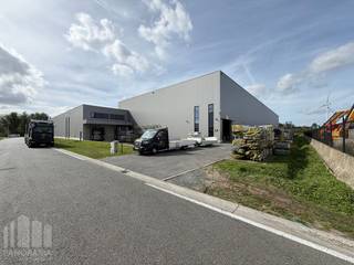 Strategisch gelegen bedrijfsgebouw te huur op slechts 6 km van de <strong>R4</strong>. Het bedrijfsgebouw geniet van een snelle verbinding richting E40, E17 en E34. Hierdoor is er een vlotte ontsluiting richting Gent, Brugge, Brussel en Antwerpen.<br /><br />De magazijnruimte heeft een totale oppervlakte van 1.366 m² en beschikt over een <strong>vrije hoogte van 10,9 meter</strong>. De loods is verder uitgerust met <strong>één laadkade, één sectionale poort</strong>, lichtstraten met rookluik, een polybetonvloer en <strong>warmteluchtblazers </strong>op gas. Ruimte van 72 m² boven de laadkade dewelke kan ingericht worden als kantoor. Tevens is de site voorzien van buitenverharding met voldoende parkeer- en manoeuvreerruimte.<br /><br />Heeft u interesse of wenst u graag meer details over dit aanbod? Neem contact op met <strong>Giel PANORAMA B2B</strong> voor meer info, plannen of een vrijblijvend plaatsbezoek via <strong>0477 02 09 02</strong>.