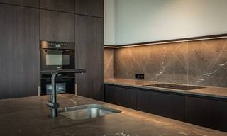 Royaal appartement van 163 m² op de 22e verdieping met een fenomenaal uitzicht en een zonnige zuidoriëntatie. Het appartement beschikt over 2 slaapkamers, een volledig uitgeruste keuken, 2 badkamers en een ruim terras. Een extra berging op dezelfde verdieping zorgt voor extra comfort.<br /><br />Antwerp Tower is een iconische woontoren in het bruisende hart van Antwerpen. Dankzij de centrale ligging geniet u van een uitstekende bereikbaarheid, met winkels, restaurants, cultuur en openbaar vervoer op wandelafstand. De hoogwaardige afwerking, moderne architectuur en exclusieve voorzieningen maken van Antwerp Tower een unieke woonomgeving waar comfort, luxe en stadsleven perfect samenkomen.