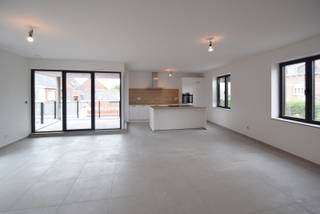 In het hart van Handzame, op wandelafstand van winkels, school en openbaar vervoer, bevindt zich deze recent opgeleverde nieuwbouwwoning.De woning...