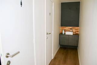 <p>Commercieel gelegen gelijkvloers van 125m² op toplocatie!</p><p>Ontdek dit charmant commercieel gelegen gelijkvloers. Gelegen op een uitstekende locatie biedt dit pand volop mogelijkheden!<br />Sanitair voorzieningen aanwezig en extra berguimte.</p>