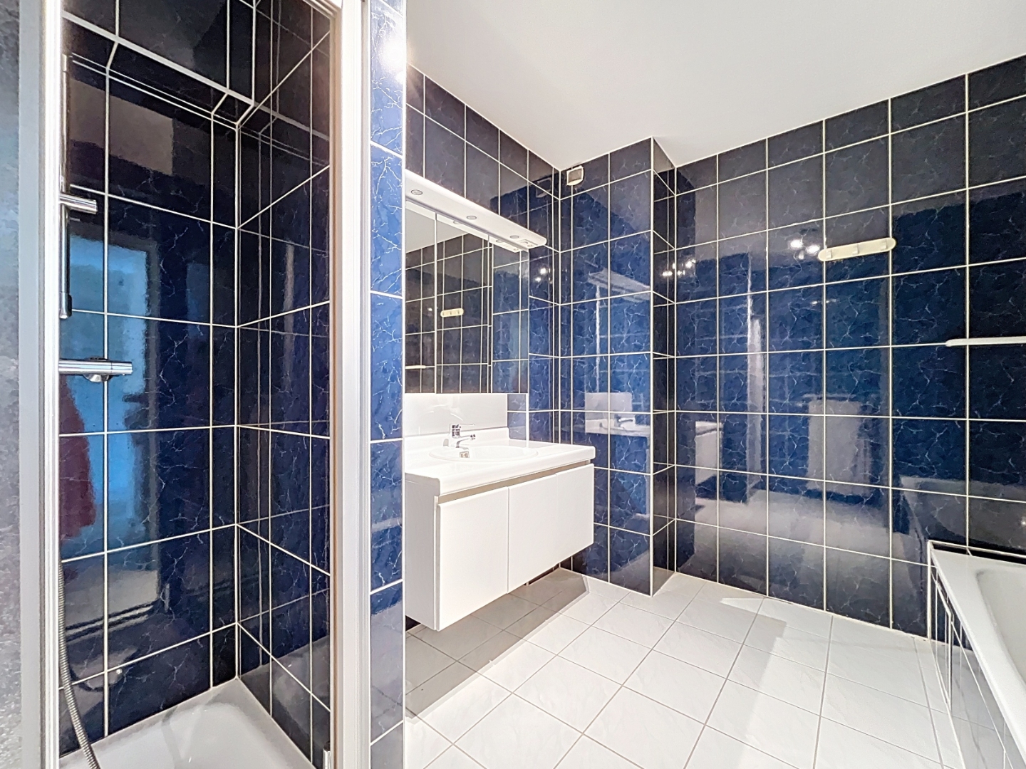 Ruim drie slaapkamer appartement op 800m van zee - foto 3