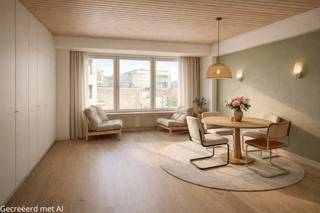 Dit aangename en lichtrijke appartement is dankzij de praktische indeling, slaapgelegenheid voor 4 personen en centrale ligging een interessante investering aan zee, zowel voor eigen gebruik als vakantieverhuur.<br /><br />De woonkamer biedt zijdelings zeezicht en een mooi zicht op het hinterland. Er is slaapcomfort via het ingebouwde kastbed voor 2 personen. Verder beschikt het appartement over een ingerichte open keuken en een aparte slaapkamer met dubbel bed, met mogelijkheid om nog een stapelbed te plaatsen.<br /><br />De badkamer is voorzien van een ligbad, wastafel en toilet. Een privatieve kelder biedt extra bergruimte.<br /><br />De zeer lage algemene onkosten zijn bovendien een belangrijke troef voor het rendement en de beperkte vaste kosten.<br /><br />Een interessante opportuniteit voor wie op zoek is naar een betaalbaar appartement aan zee met verhuurmogelijkheden en lage vaste kosten.<br /><br />Een interessante opportuniteit voor wie op zoek is naar een betaalbare investering aan zee, met verhuurmogelijkheden en beperkte vaste kosten.