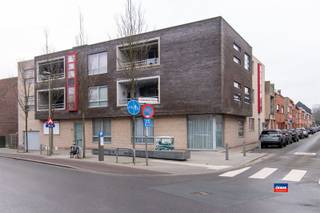 <p><span>2660 HOBOKEN | INSTAPKLAAR APPARTEMENT 1V MET TWEE SLAAPKAMERS, TERRAS, BERGING EN AUTOSTAANPLAATS | EPC 105 kWh/m² | </span></p><p><span>Indeling als volgt: leefruimte met open, volledig geïnstalleerde keuken - nachthal - wasplaats - toilet - badkamer met douche en lavabomeubel - twee slaapkamers - terras.</span></p><p><span>Privatieve berging en autostaanplaats. De maandelijkse kosten bedragen circa 125,00 EUR per maand (syndicus, minuterie, lift, polis...). </span></p><p><span>Elektrische installatie conform het AREI. Verwarming via condensatie-ketel en warmtepomp. Gemeenschappelijke fietsenstalling.</span></p><p><span>Dit goed geïsoleerd appartement is gunstig gelegen op de eerste verdieping van klein, verzorgd gebouw met lift. </span></p><p><span>Openbaar vervoer, scholen, winkels en natuurgebied liggen op wandelafstand. </span></p><p><span> </span></p>