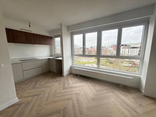 Wonen aan het groen én vlak bij de stad? Dit stijlvol gerenoveerd 1-slaapkamerappartement op een toplocatie aan de Vlaamsekaai 66-67 biedt het beste van twee werelden: rust en ruimte aan het park, met het bruisende Zuid en het centrum op wandelafstand.<br />Dit appartement werd volledig vernieuwd met oog voor comfort en design en is perfect instapklaar.<br />Indeling &amp; troeven<br />✨ Lichtrijke leefruimte met grote ramen en open gevoel<br />✨ Moderne, volledig uitgeruste keuken<br />✨ Ruime slaapkamer met rustige ligging<br />✨ Hedendaagse badkamer met kwalitatieve afwerking<br />✨ Energiezuinig en praktisch ingedeeld<br />✨ Unieke ligging recht tegenover het park<br />Hier start je de dag met een wandeling of koffie in het groen en sta je ’s avonds zo tussen de gezellige restaurants, musea en cafés van ’t Zuid.<br />Ideaal voor<br />Singles of koppels die comfortabel, stijlvol en centraal willen wonen.<br />📍 Adres: Vlaamsekaai 66-67, Antwerpen<br />📅 Beschikbaar: in overleg<br />📞 Interesse? Plan snel een bezoek en ontdek dit pareltje zelf – zulke locaties zijn zeldzaam!<br /><br />Algemene onkosten €100,00: lift, water en onderhoud gemene delen.<br />Onmiddellijk be