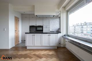 Instapklaar appartement op de zesde verdieping met garagebox omvat inkom met vestiairekast; woonkamer; open en geïnstalleerde keuken met...