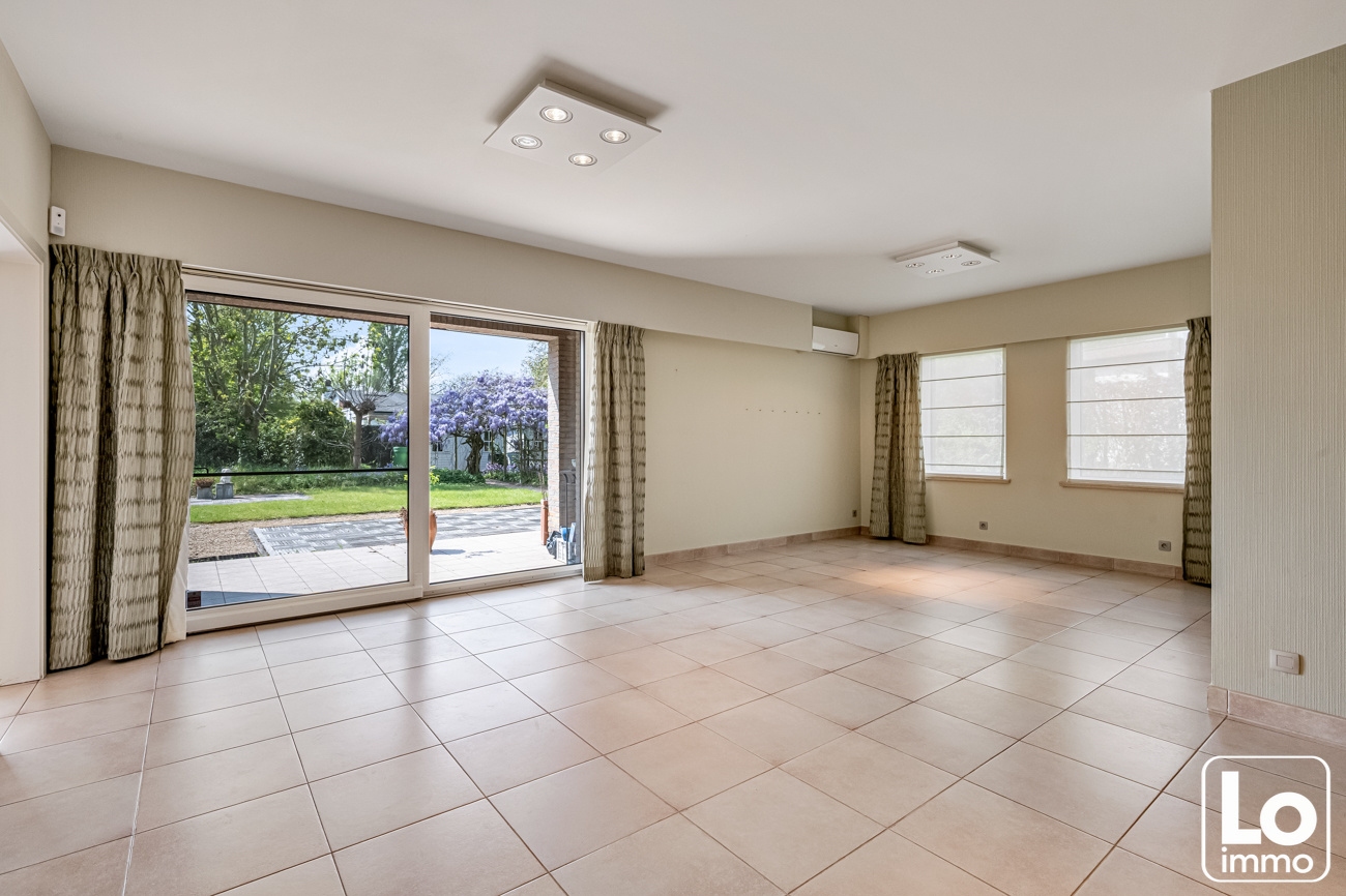 Ruime en degelijke open woning met inpandige garage en grote zuidwest georiënteerde tuin op een rustige locatie nabij het centrum van Lochristi! - foto 5