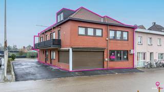 Bij ImmoFusion 7/7 “open huis” : klik op onze 3D-TOUR.<br /><br />https://my.matterport.com/show/?m=kGpSUk68n4i<br />https://my.matterport.com/show/?m=uejZK6hLcov<br />Dit ruim handelspand met magazijn en mogelijkheid tot kantoor is uitstekend gelegen op Kolderhof 3 in Heusden-Zolder, op de hoek met de bruisende Koolmijnlaan. Dankzij deze topligging geniet het pand van een uitstekende visibiliteit en een vlotte bereikbaarheid. Het bevindt zich op wandelafstand van openbaar vervoer, winkels en scholen, en in de nabijheid van de Mijnterril Heusden-Zolder. Bovendien ligt het eigendom centraal tussen Houthalen-Helchteren, Zonhoven en Beringen, wat zorgt voor een strategische en vlot bereikbare ligging.<br /><br />Het handelspand op het gelijkvloers biedt diverse mogelijkheden en kan perfect dienen als magazijn, opslagruimte of handelsruimte, al dan niet gecombineerd met kantoorinrichting. De ruimte geniet van veel natuurlijke lichtinval en biedt tal van indelingsmogelijkheden naargelang de activiteit. Een bijkomende troef is de zeer ruime openbare parking tegenover het gebouw, wat zorgt voor extra comfort voor klanten, leveranciers en personeel.<br /><br />Boven het handelspand bevindt zich een ruim en verzorgd duplex appartement met een totale bewoonbare oppervlakte van maar liefst 243 m². Deze moderne en instapklare woning beschikt over vijf volwaardige slaapkamers en wordt gekenmerkt door een overvloed aan lichtinval. Via de ruime inkomhal met trap bereikt u de bovenliggende verdiepingen. Op het eerste verdiep bevindt zich een grote, lichtrijke leefruimte en een volledig ingerichte keuken, evenals een badkamer. Op het tweede verdiep bevinden zich de overige slaapkamers en een tweede badkamer, wat zorgt voor extra comfort en functionaliteit.<br /><br />De combinatie van een polyvalent handelspand op een zichtlocatie en een uitzonderlijk ruime duplexwoning maakt dit eigendom bijzonder interessant voor wie wonen en werken wil combineren of voor investeerders die op zoek zijn naar een pand met veel potentieel op een topligging.<br /><br />Pluspunten:<br /><br />-Topligging op de hoek van de Koolmijnlaan in Heusden-Zolder<br />-Uitstekende visibiliteit dankzij de hoeklocatie<br />-Vlotte bereikbaarheid met openbaar vervoer in de nabije omgeving<br />-Gelegen nabij winkels, scholen en andere voorzieningen<br />-Op korte afstand van de Mijnterril Heusden-Zolder<br />-Centrale ligging tussen Houthalen-Helchteren, Zonhoven en Beringen<br />-Ruime woningoppervlakte van 243 m² met veel indelingsmogelijkheden<br />-Geschikt als magazijn met mogelijkheid tot kantoorruimte<br />-Veel natuurlijke lichtinval<br />-Zeer ruime openbare parking tegenover het pand<br />-Veel potentieel voor diverse commerciële activiteiten<br /><br /><br />Voor een afspraak of meer info, bel ons op 078/78.78.70, of kom gewoon binnen op ons kantoor. Steeds welkom!